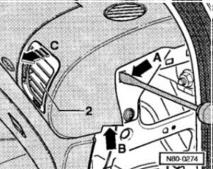 Зняття решіток крайніх повітропроводів в салоні автомобіля passat b5