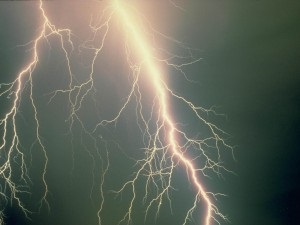 Dream Interpretive Lightning la care visurile fulgerului au lovit o minge pentru a vedea într-un vis