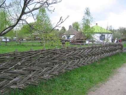 Modalități de a crea un gard frumos și original din lemn, construcții și reparații