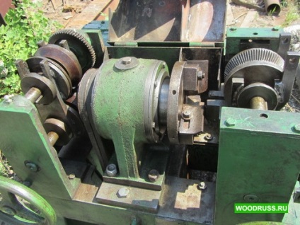 Mașina pentru producerea de butași pentru lopeți cu mâinile lor - satul pădurii