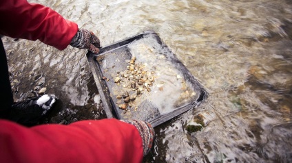 Bătrânul de la Moscova a găsit un platou de aur și spală metal pe râu