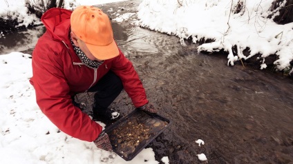 Bătrânul de la Moscova a găsit un platou de aur și spală metal pe râu