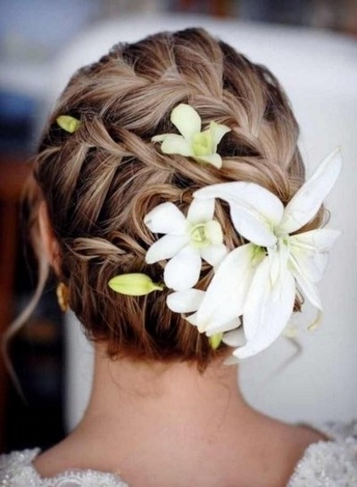 Весільні зачіски на коротке волосся з косами і елементами плетіння фото ідеї