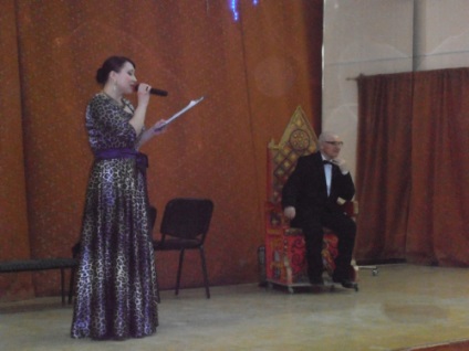 Jubileul a fost felicitat de șeful corului de cameră academică Valerie Drozdova, centrul folclorului (corului) Jubileul a fost felicitat de șeful corului de cameră universitar Valerie Drozdova, centrul folclorului