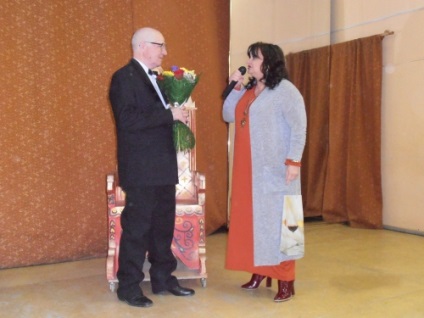 Jubileul a fost felicitat de șeful corului de cameră universitar Valerie Drozdova, centrul folclorului