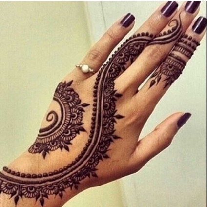 Tattoo henna (mahendi) aplicatie in casa - fotografie, biota