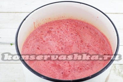 Paradicsomlé otthon, a recept a téli keresztül facsaró (fekete bors borsó) Paradicsomlé otthon, a recept a téli keresztül facsaró