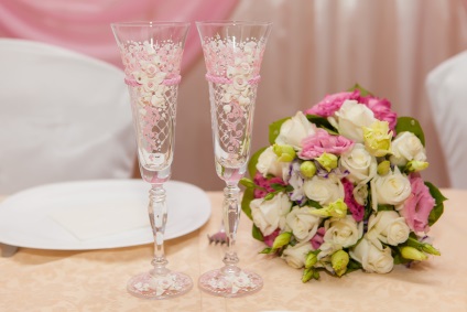 Decorarea ochelarilor de vin pentru o nuntă cu fotografii și sfaturi pentru mâinile tale