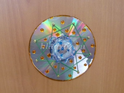 Decorarea unui disc cd vechi de către propriile dvs. mâini