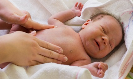 Nou-născutul are o furie și rușine în cauzele stomacului, ajută copilul la fierbere (fotografie și video)
