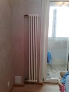 Szerelése radiátorok a fürdőszobában, meleg és barátságos