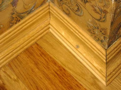 Dispozitivul de podele din lemn într-un cadru din lemn