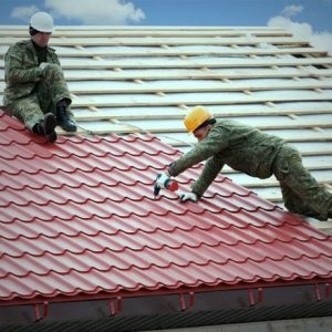 Пристрій покрівлі з металочерепиці - технологія укладання, використання