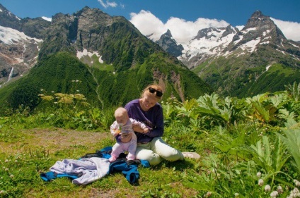 У гори в похід із немовлям