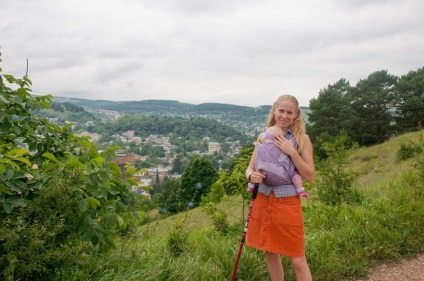 În munți, într-o plimbare cu un copil