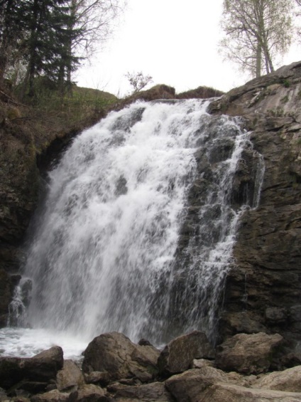 Водоспад біля річки пещерка, алтайський край