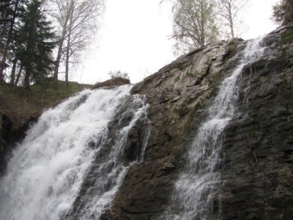 Водоспад біля річки пещерка, алтайський край