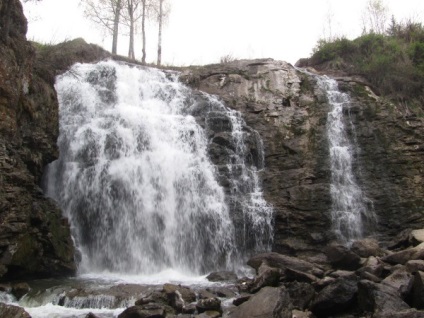 Водоспад біля річки пещерка, алтайський край