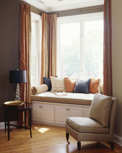 Scaun de fereastră sau o banchetă moale sub fereastră