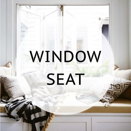 Scaun de fereastră sau o banchetă moale sub fereastră