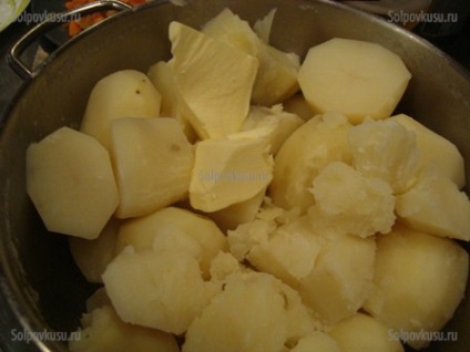 Cartuș de cartofi cu carne tocată în cuptor
