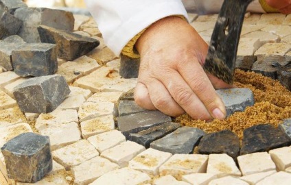 Захист садових доріжок, догляд за садовими доріжками, від води, снігу, чистка доріжок від снігу,