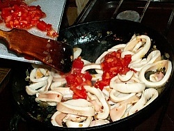 Fried calamari cu vin și roșii (rețetă cu fotografie)