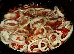 Fried calamari cu vin și roșii (rețetă cu fotografie)