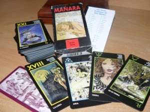 Jelentés Manara tarot kártyák különböző kezek,