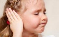 Görvélykór a fülek mögött a gyermekek