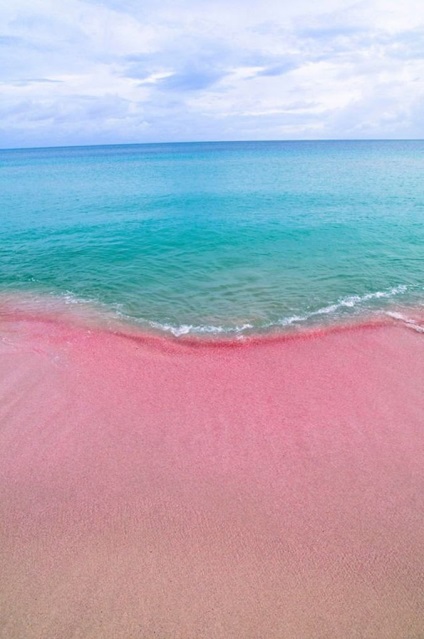 8 Plaje minunate în cea mai neobișnuită schemă de culori