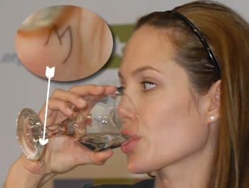 Angelina Jolie, a nyoma élete formájában tetoválás