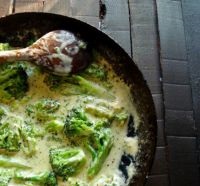 Broccoli în sos cremos