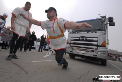 Un bărbat trage un camion