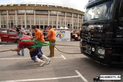 Un bărbat trage un camion