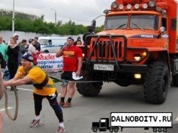 Un bărbat trage un camion