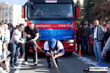 Un bărbat trage un camion