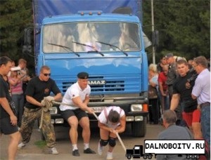 Un bărbat trage un camion