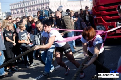 Un bărbat trage un camion