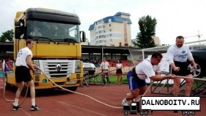 Un bărbat trage un camion