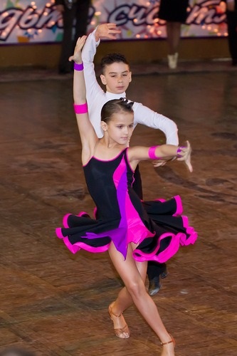 Cu cât este mai util copilul să practice dansul în sala de bal sau înotul