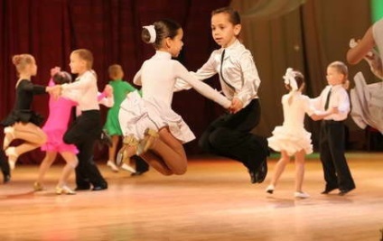 Cu cât este mai util copilul să practice dansul în sala de bal sau înotul