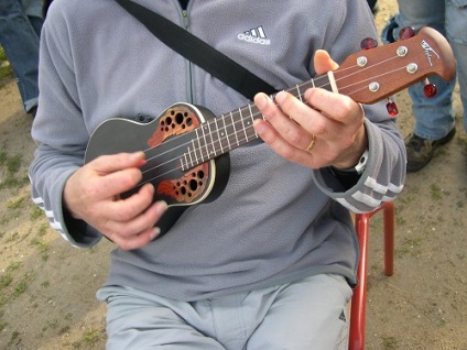 Chetyrohstrunnaya ukulele ukulele szól - a tanulás, hogyan kell gitározni