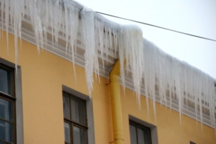 Tetőtisztító házikók a hó és a jég