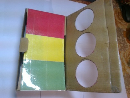 Діюча модель світлофора з коробки