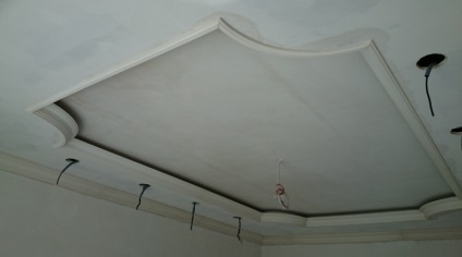 Două niveluri de tavan cu cameră foto de lumină de fundal, video ca și dvs., iluminat, instalație de iluminat