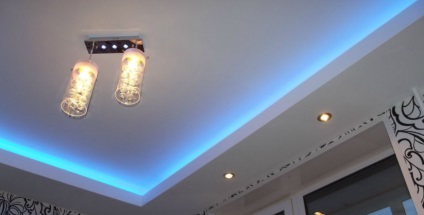 Două niveluri de tavan cu cameră foto de lumină de fundal, video ca și dvs., iluminat, instalație de iluminat