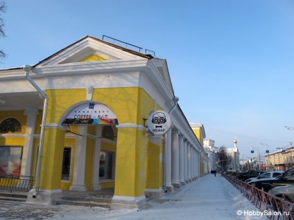 Гостинний двір і ротонда в Ярославлі