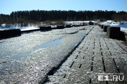 Гуркіт - і земля під ногами захиталася літаюча камера зняла, як підривають лід на річці