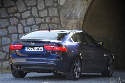 Jaguar xe vs Mercedes C brit macska ellen a német csillag, auto, avtodaydzhest